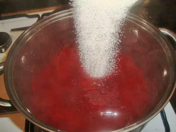 Кипение компота. Корицу добавляют в компот. Сок из красной смородины с сахаром на зиму в соковарке алюминиевой. Красной черемухи в соковарке.