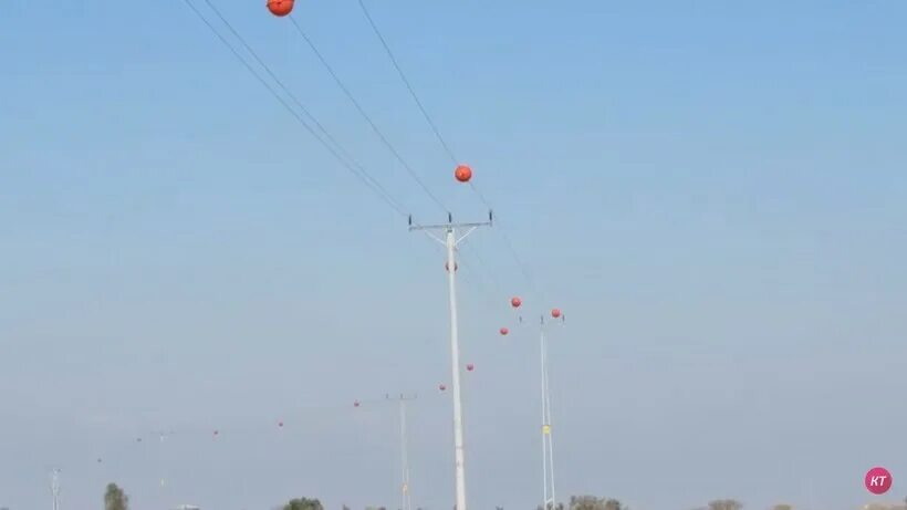 Шары на лэп над дорогой. Шары на проводах. Красные шары на проводах. Шары на проводах ЛЭП. Красный шар на проводах.