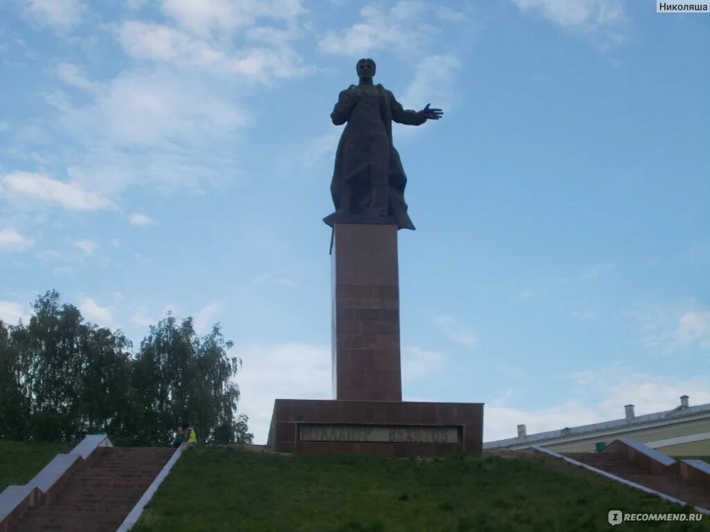 Памятник Муллануру Вахитову. Мулланур Вахитов памятник в городе Казань. Памятник Вахитову фото. Картинка памятник Муллануру Вахитову в Нижнекамске.