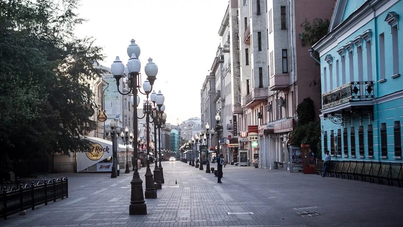 Улица старый Арбат в Москве. Старый Арбат пешеходная улица. Улица старый Арбат Моска. Старый Арбат достопримечательности. Улицы москвы лето