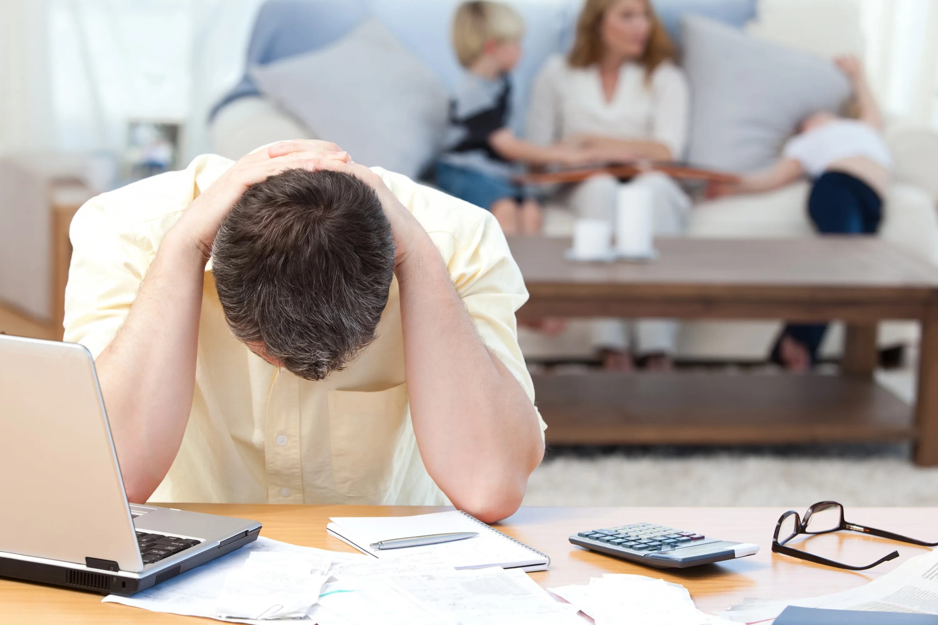 Взыскатель и должник. Человек должник. Человек в долгах. Избавление от долгов. Человек думает.