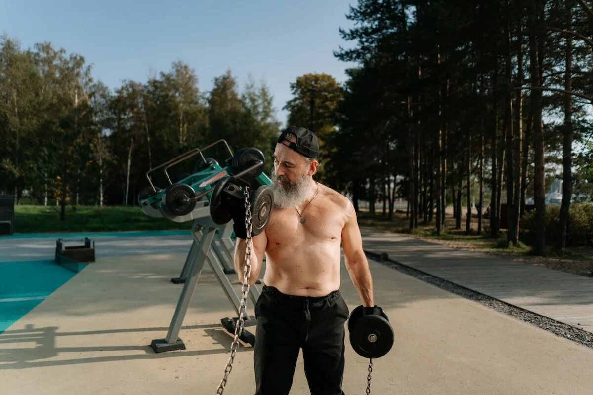 Спортивные люди в возрасте. Спортивные пожилые люди. Сколько живут спортсмены. T walking фитнес. Пожилые люди спорт.