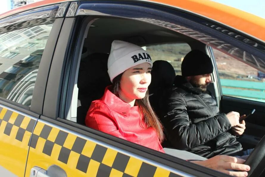 Твой таксист. Когда таксист приехал на праворульной машине. Таксист приехал. Выходите ваш водитель. Таксист и старушка.