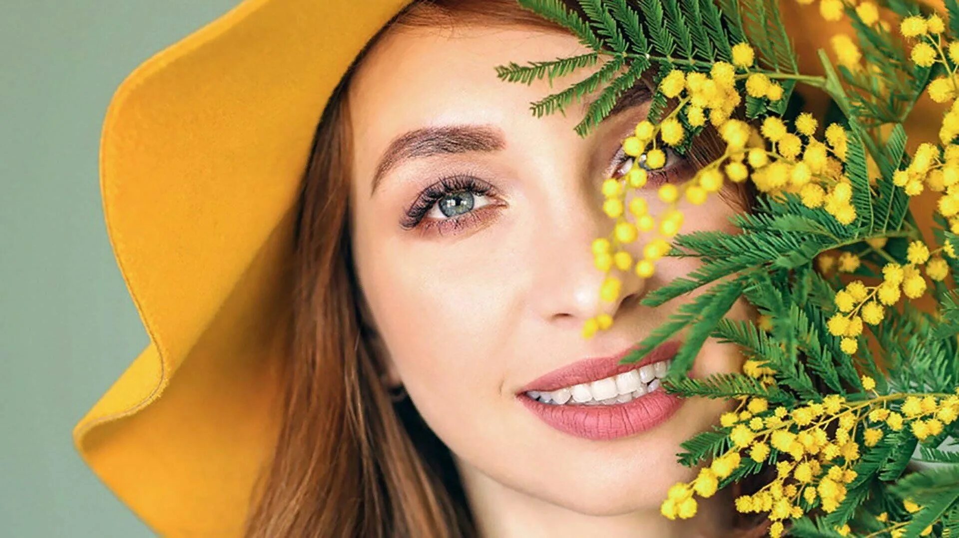 Фотосессия с мимозой в студии. Фотосессия с мимозой дома. Женщина с мимозой. Девушка с мимозой. Фотодень с мимозой.