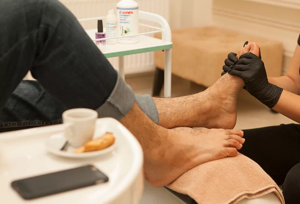 Мужской педикюр. Дэвид лоу педикюр. Ногти мужчин ноги. Педикюр для мужчин. Маникюр на ногах.