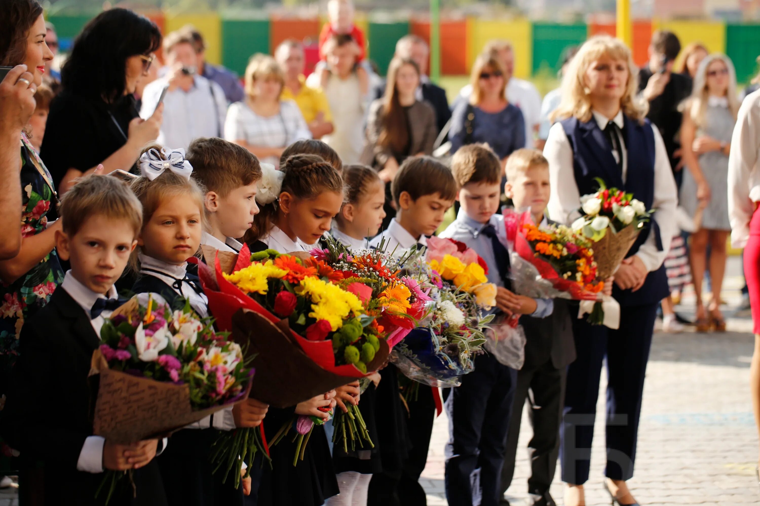 Начальные школы оренбург. Школа 41 Оренбург. Линейка в школе. 1 Сентября в элитной школе. Школьники на линейке.