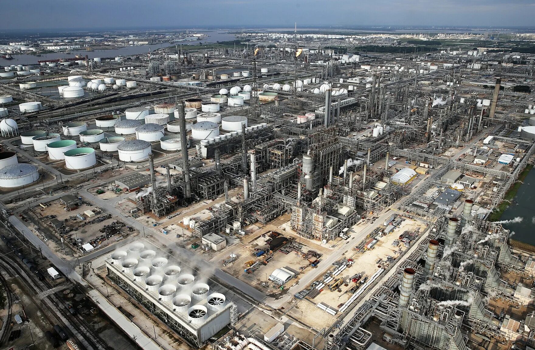Самый крупный нефтеперерабатывающий завод. Нефтеперерабатывающий завод джамнагар. индия нпз. нпз в джамнагаре. нефтеобрабатывающая промышленность испания.