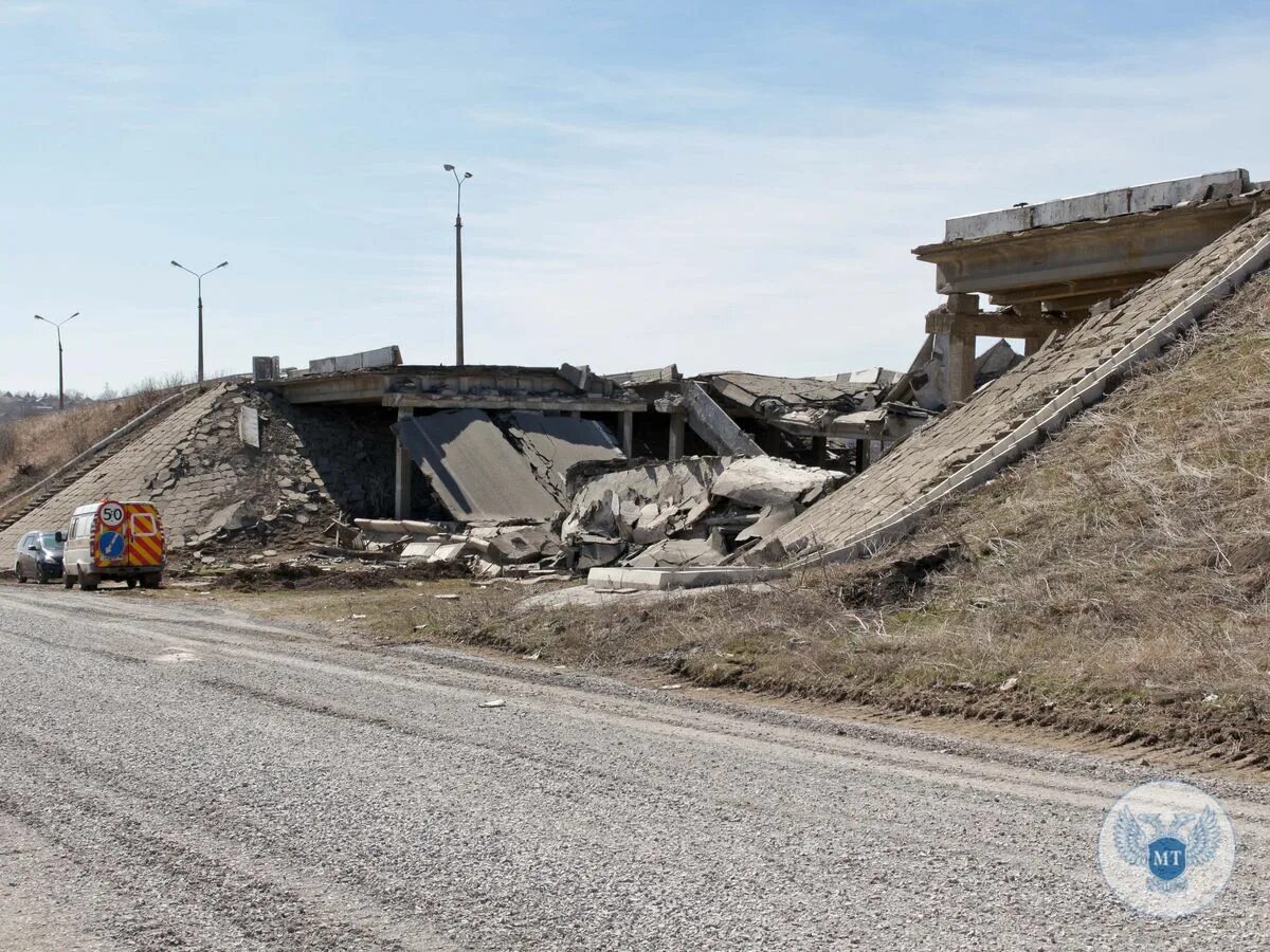 Уничтожен мост под мариуполем. Взорвали мост в украине. Разрушение моста. Взорвали мост 2022. Мост ирпень разрушения.