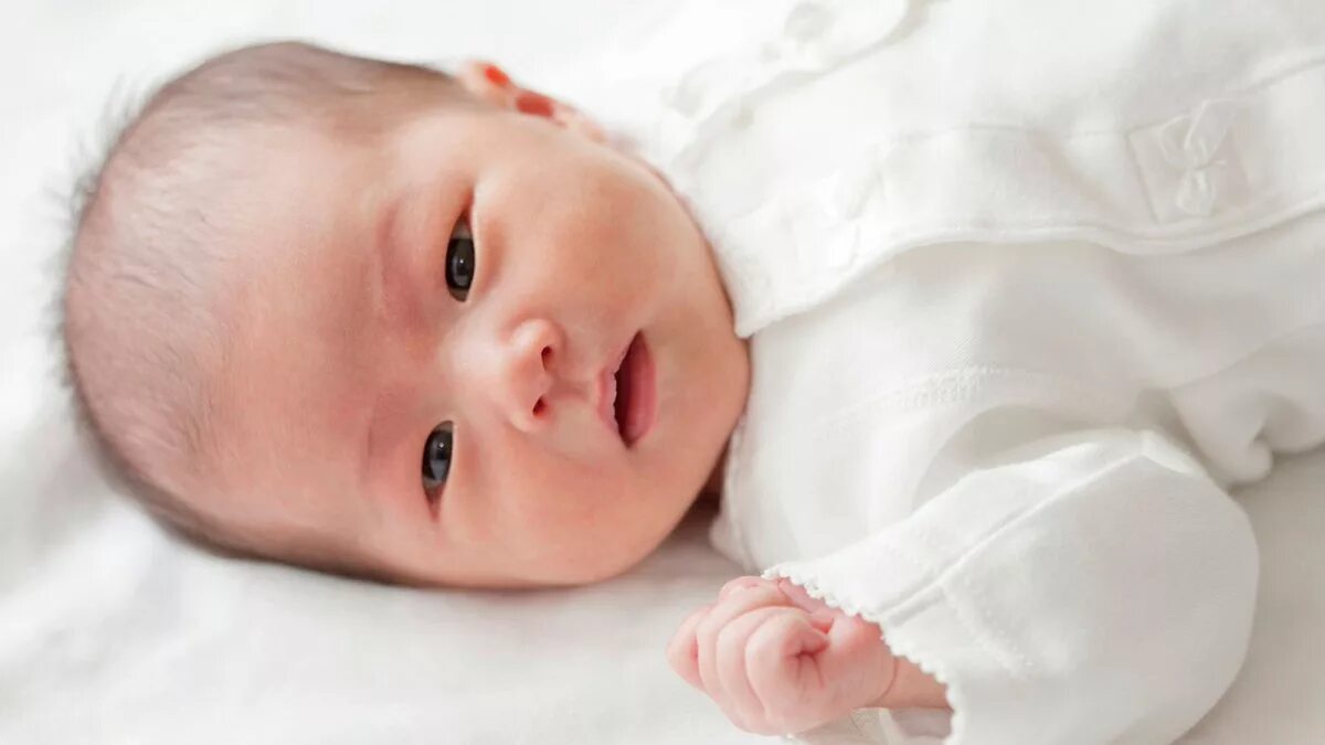 Почему у новорожденного глазки. Новорожденный. Новорожденные с открытыми глазами. Новорождённый с открытыми глазками. Новорождённые дети с открытыми глазами.