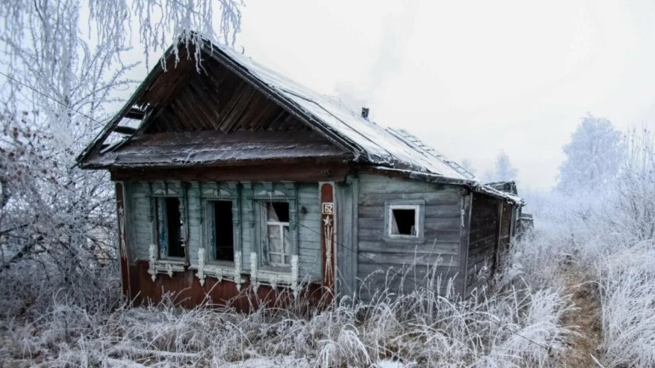 Деревни больше не нужны. Покинутый дом. Деревни больше не нужны. Глухая деревня в сибирской тайге. Российская деревня.