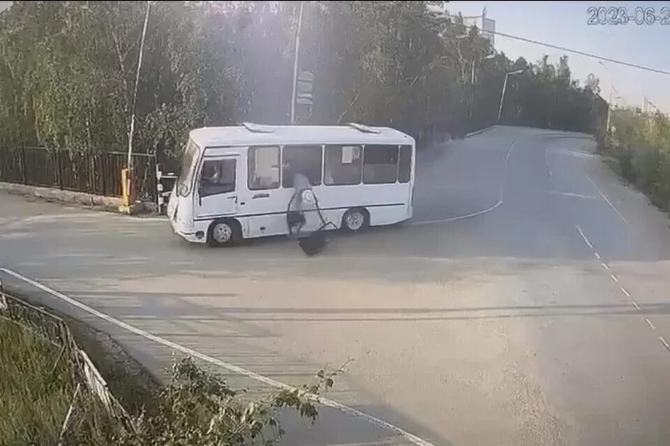 Пассажир виновен. Автобус на дороге. пассажирский автобус. маршрутка паз.