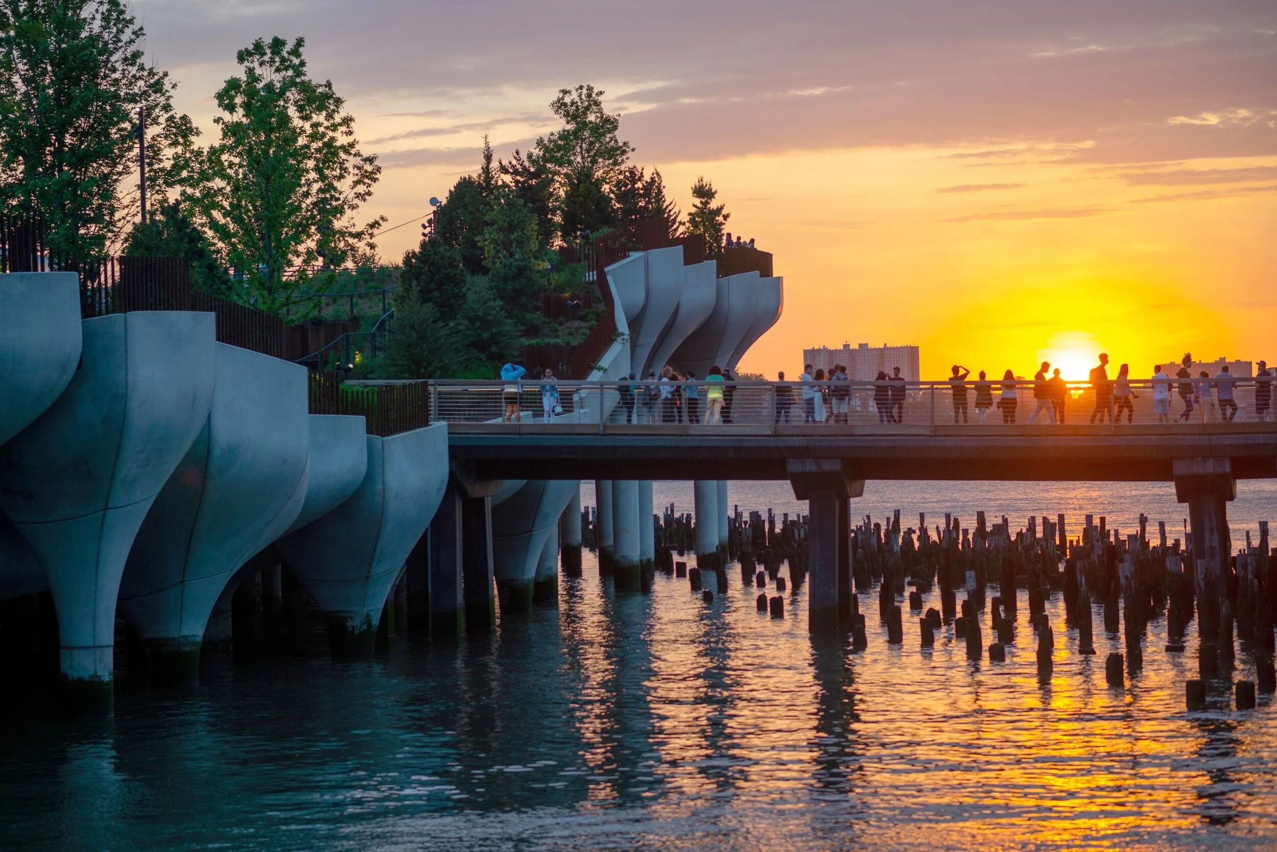 Ала острова. Little Island парк Гудзон. Пирс 55 на реке Гудзон. Нью-Йорк, США. Heatherwick Studio парк little Island, Нью-Йорк. Пирс 55 на реке Гудзон.