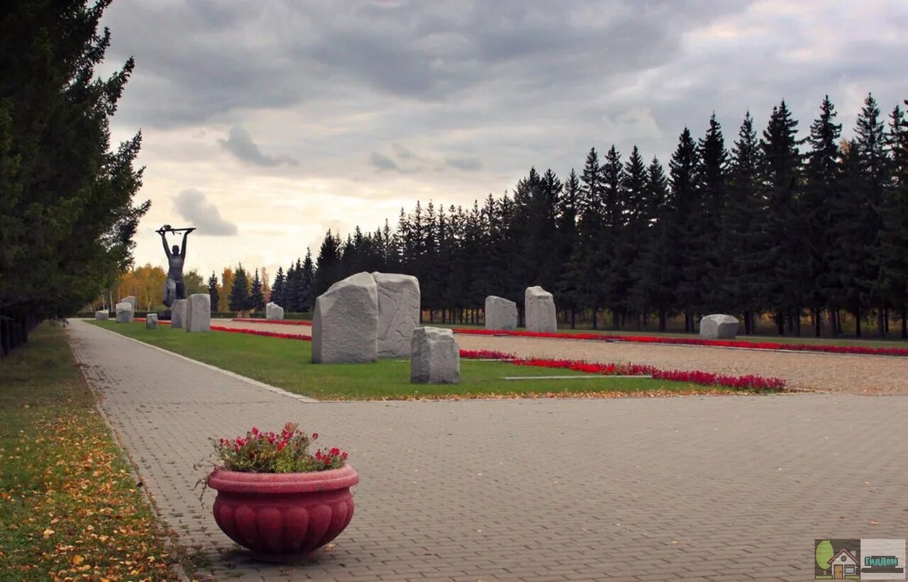 Парк победы омск памятники. Парк им 30 летия победы омск. Парк победы летия омска. Парк победы в омске мемориальный комплекс. Парк имени 30-летия победы омск.
