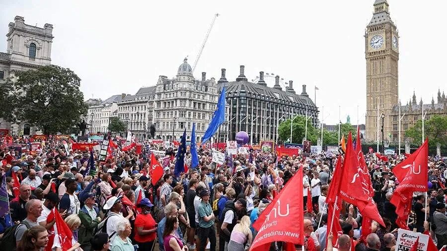 Протесты в Лондоне 2022. Протесты в Англии 2022. Забастовка в Великобритании 2022. Митинги в Англии.