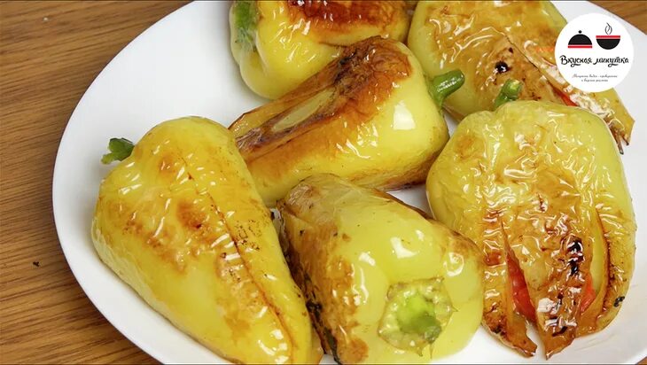 Зеленый болгарский перец с чесноком. Закуска из болгарского перца. Жареный болгарский перец. Зеленый болгарский перец с чесноком. Жареный перец.