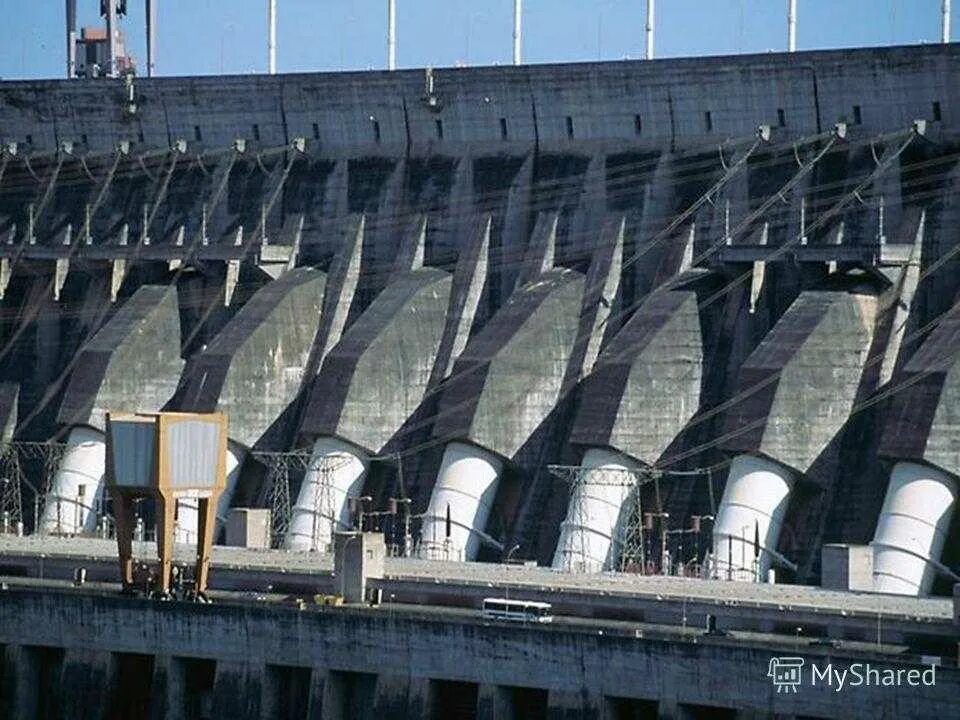 В каком районе самая крупная гэс. Итайпу Бразилия ГЭС. Парагвай ГЭС Итайпу. ГЭС «Итайпу», Бразилия и Парагвай. Итайпу гидроэлектростанции Бразилии.