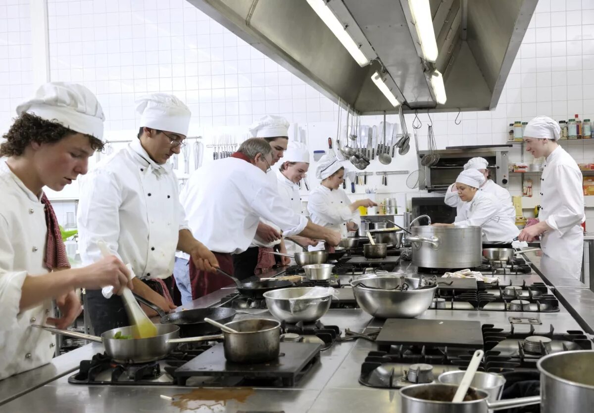 Кухня ресторана с поварами. Кухня предприятия общественного питания. Организация работы столовой. Кухня предприятия общественного питания. Столовая.