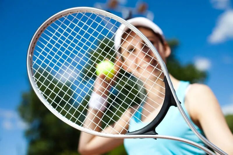 Девушка на теннисном корте. Человек играющий в теннис летом. Женщина играет в теннис. Теннис лето. До скольки очков партия теннисе