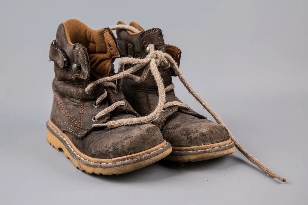 Сонник новая обувь. Старые ботинки. Старые сапоги. Старый башмак. Старинные детские ботинки.