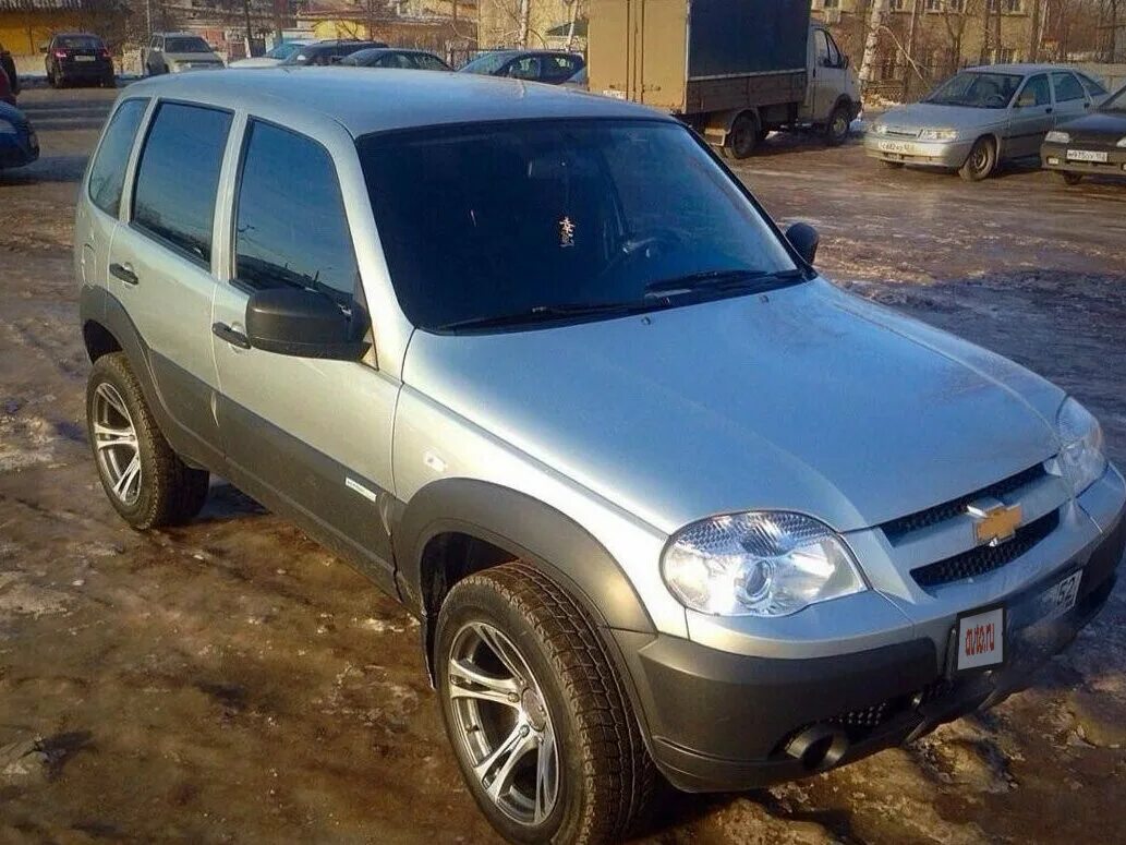 нива шевроле серебристого цвета