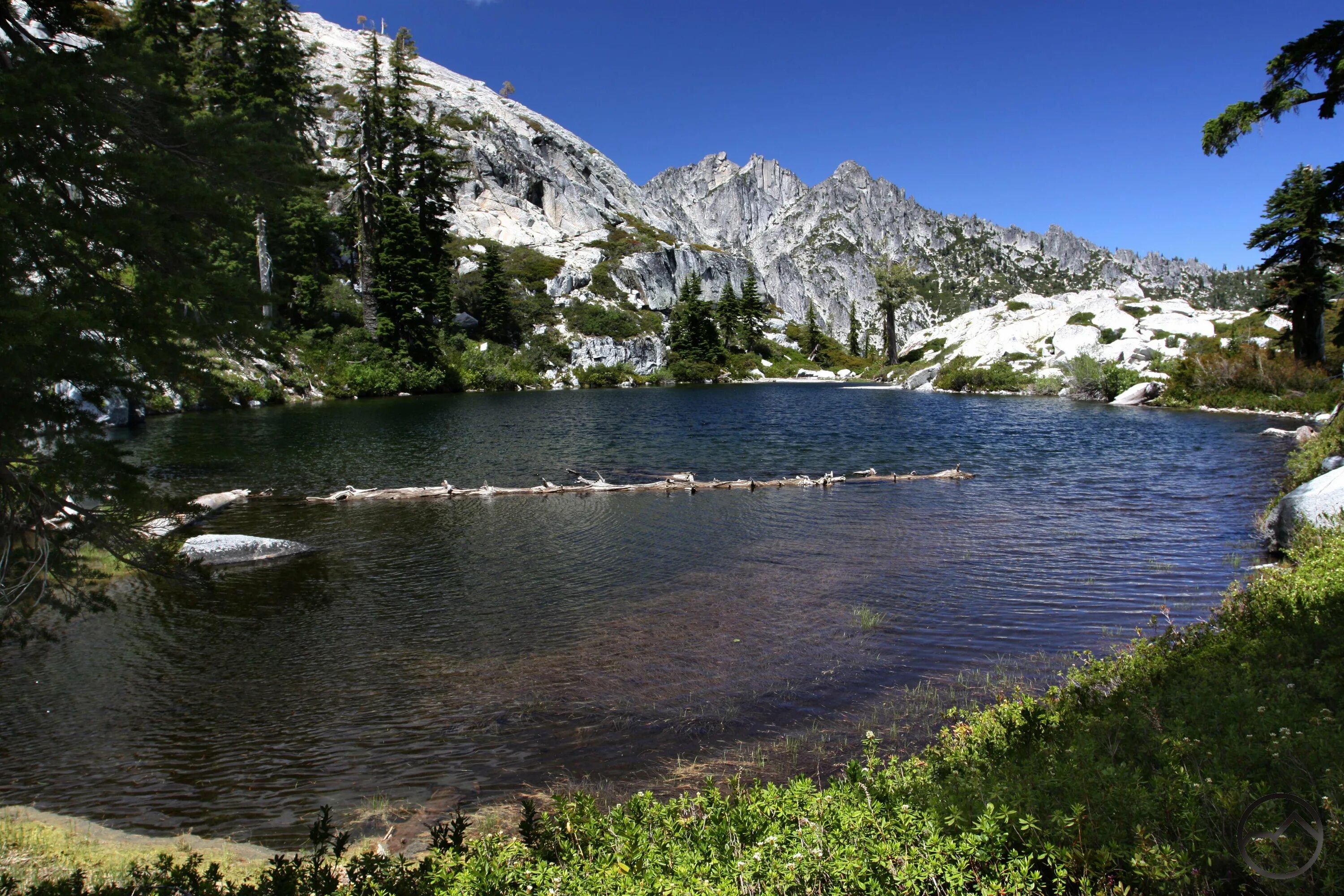 озеро большое невольничье озеро. скалистые горы колорадо. широкие озера. широкие озера. национальный парк роки-маунтин.