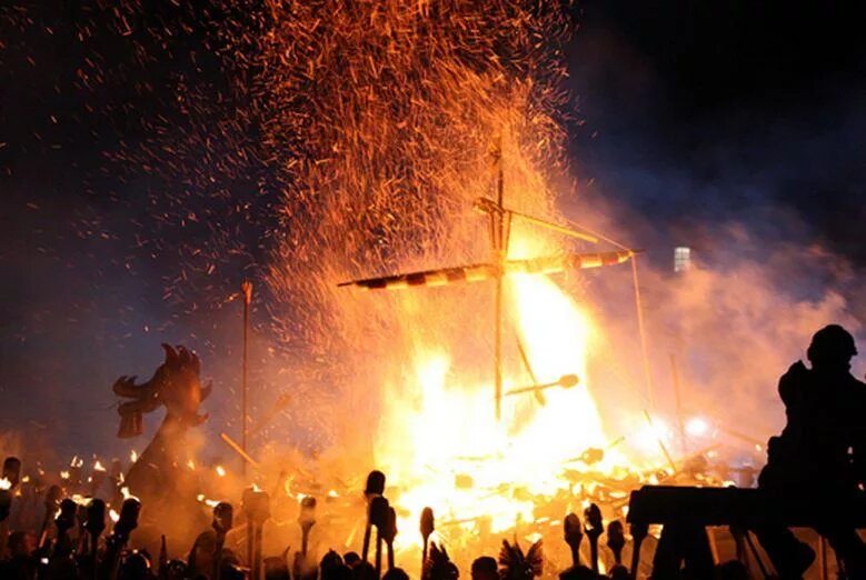 Фестиваль викингов ап хелли аа. Фестиваль огня up helly aa в шотландии. Ап хелли аа в шотландии. Фестиваль огня up helly aa в шотландии. Ап хелли аа в шотландии.