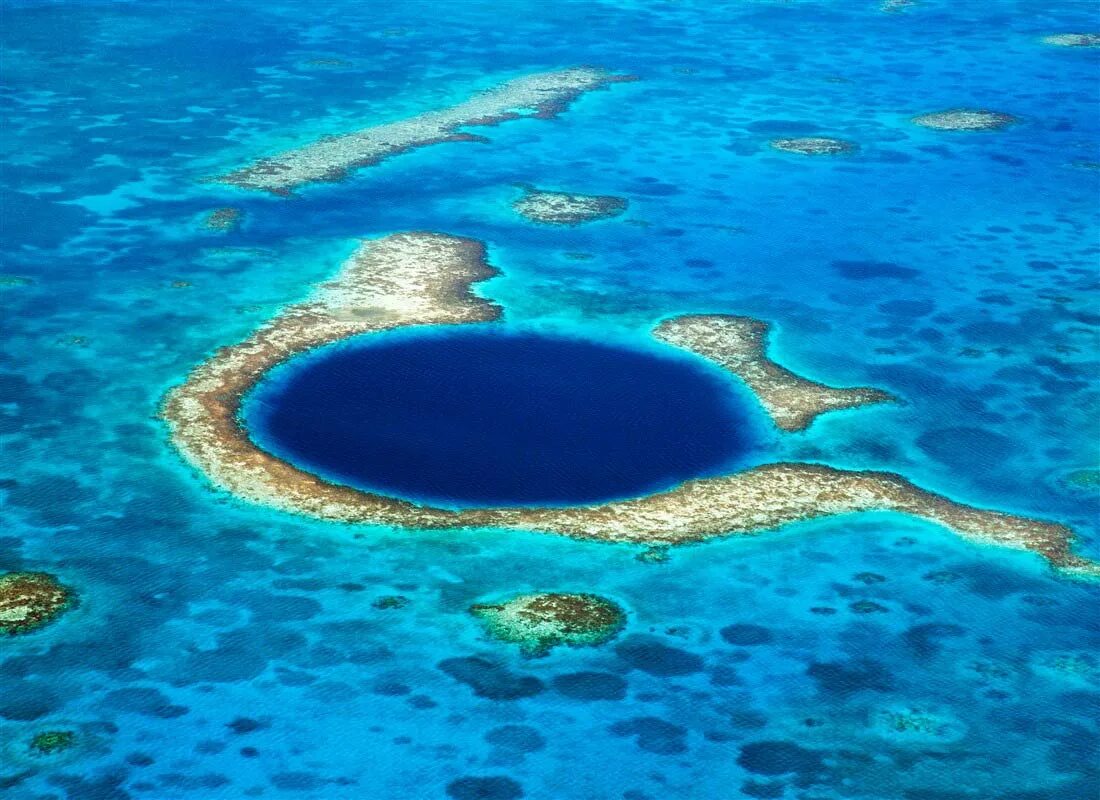 Сами больше море в мире. Барьерный риф Белиз. Юкатан полуостров большая голубая дыра. Большая голубая дыра Белиз. Большая голубая дыра Белиз Центральная Америка.