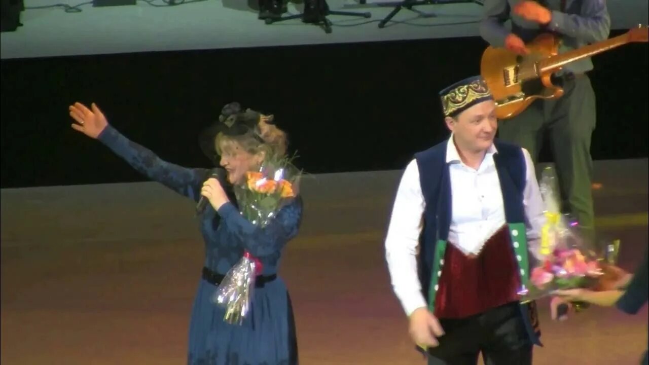 Татарский диджей. Концерт марата шайбакова. Татарские песни марата. Татарские песни марата. Видео два артиста поют по татарски на сцене.