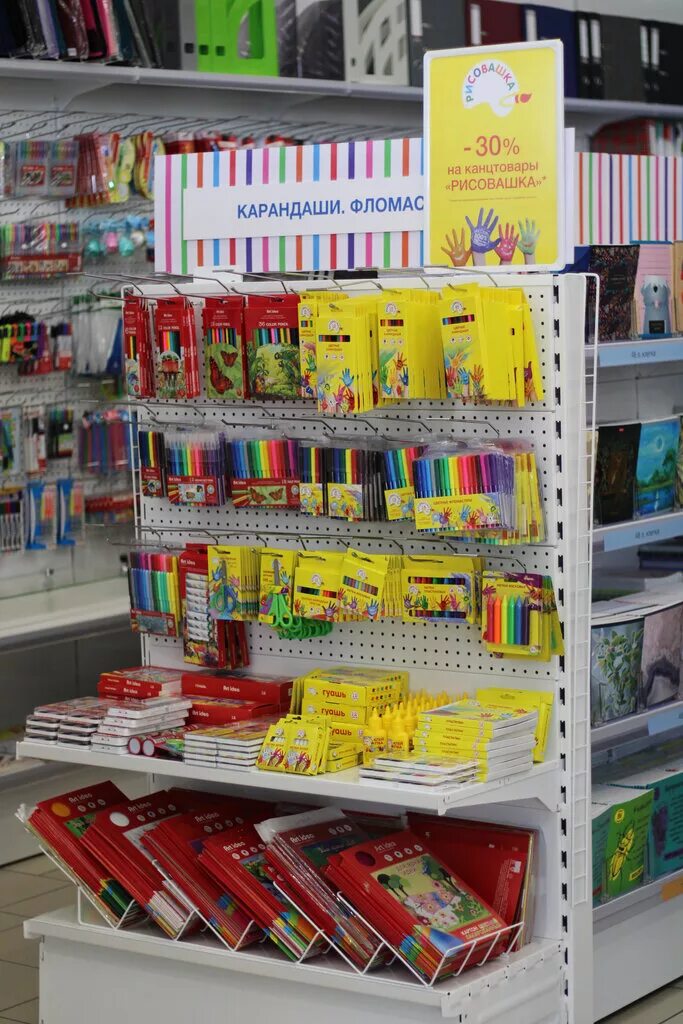 стопка тетрадей. школьные принодлежност. канцелярия композиция. канцелярские товары. красивая канцелярия.