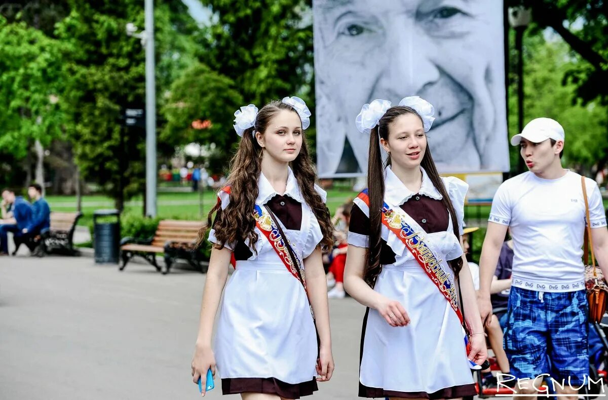 Фотосессия последний звонок. Фотосессия последний звонок идеи. Сток последний звонок. Последний звонок студентов.