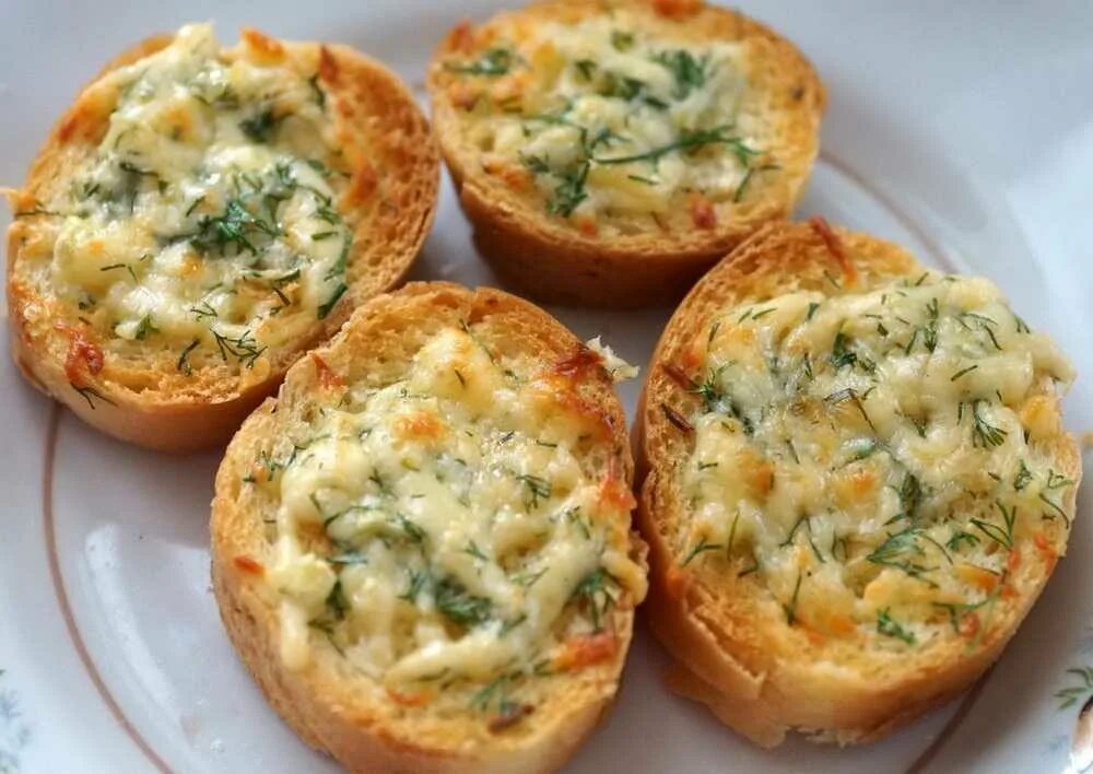 Сыр с чесноком и яйцом рецепт. Закуски из батона. гренки с яйцом и сыром. батон с сыром в духовке. яичные гренки с сыром.