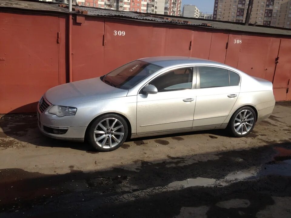 Passat b6 r18. Passat b6 бежевый r18. Серебристый Passat b6 на r18. Passat b6 r18 с занижением.