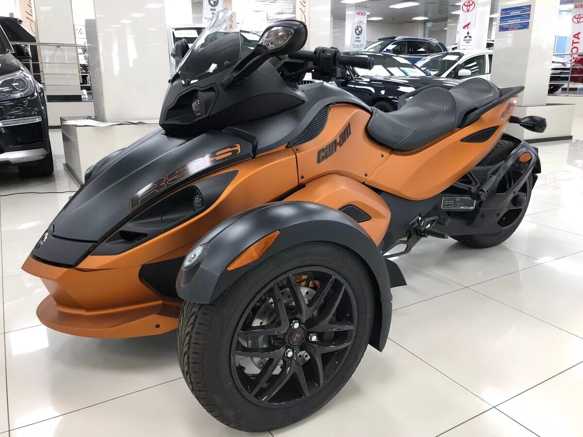 Спайдер отзывы. Трицикл БРП Спайдер. Трицикл BRP can-am Spyder. BRP can-am Spyder. Трицикл can am Spyder.