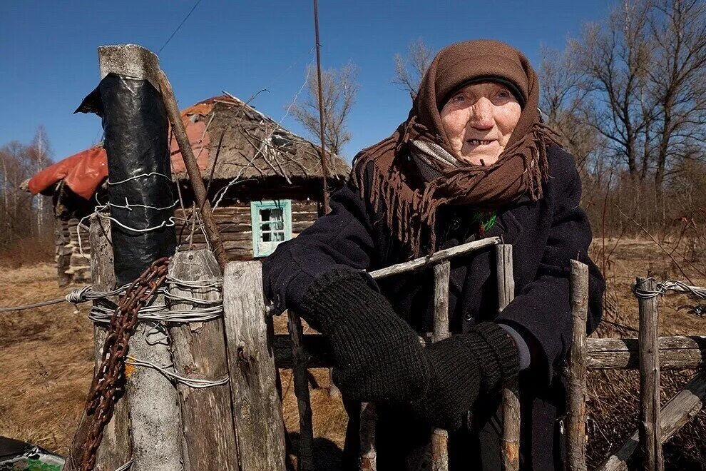 Сколько старухи живут. Чернобыль зона отчуждения самоселы. Люди которые живут в Чернобыле. Живут ли люди в Чернобыле.