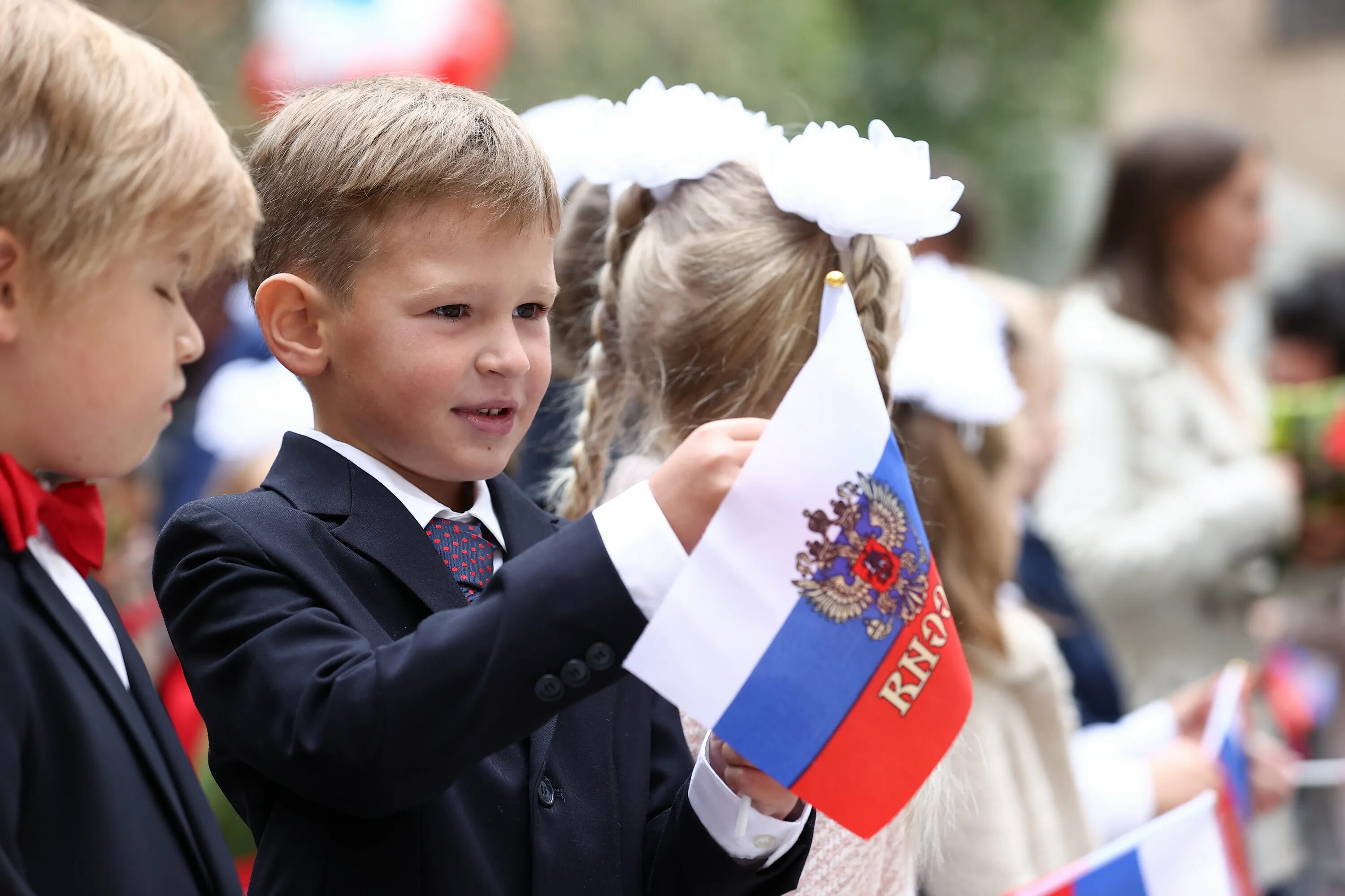 Школьники. Школьники России. Школьники с российским флагом. Фото школьника.