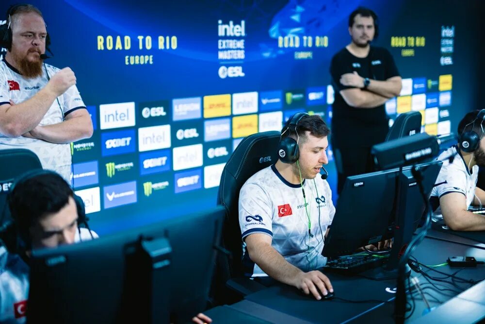 Team falcons eternal fire. Team falcons eternal fire. Наклейка bad news eagles париж 2023. Falcons состав. Eternal fire cs go.