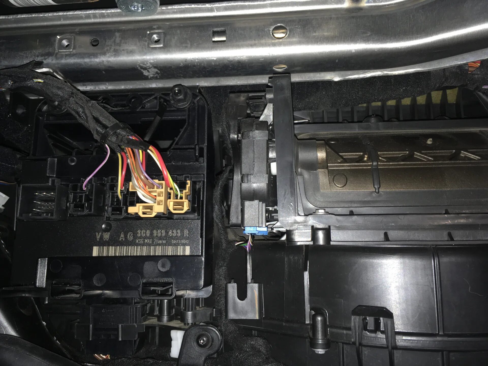 Пассат б6 не греет печка с правой стороны. Пассат б6 дует холодным правая сторона. Патрубки печки пассат б6. Пассат б6 дует холодным правая сторона. Заслонка v71 пассат б5.