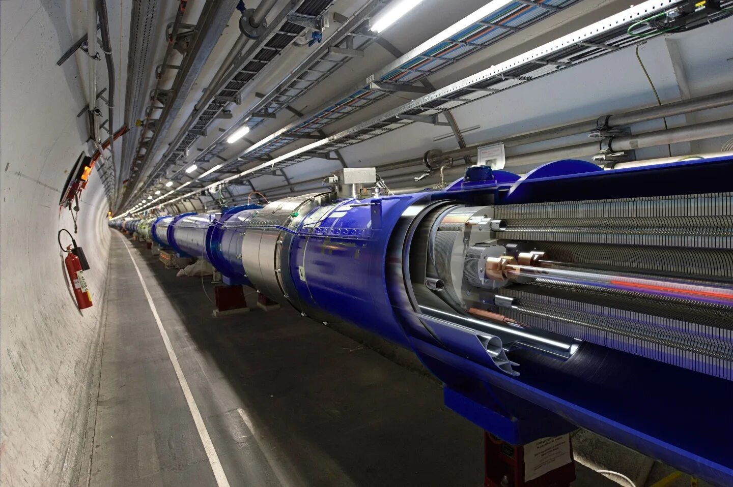 Ускоритель атомных частиц. Адронный коллайдер ЦЕРН. Большой адронный коллайдер ЦЕРН. LHCB большой адронный коллайдер. Бак большой адронный коллайдер.