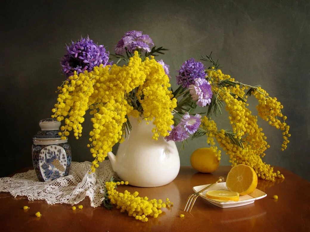 Натюрморт с мимозой. Андрияки Мимоза. Весенние цветы натюрморт. Мимоза в вазе. Весенний букет с мимозой.