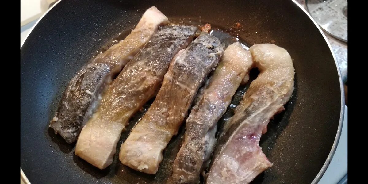 Сом жареный на сковороде. Жареная рыба на сковороде в муке. Налим жареный на сковороде. Налим рыба жареный. Налим жареный на сковороде.