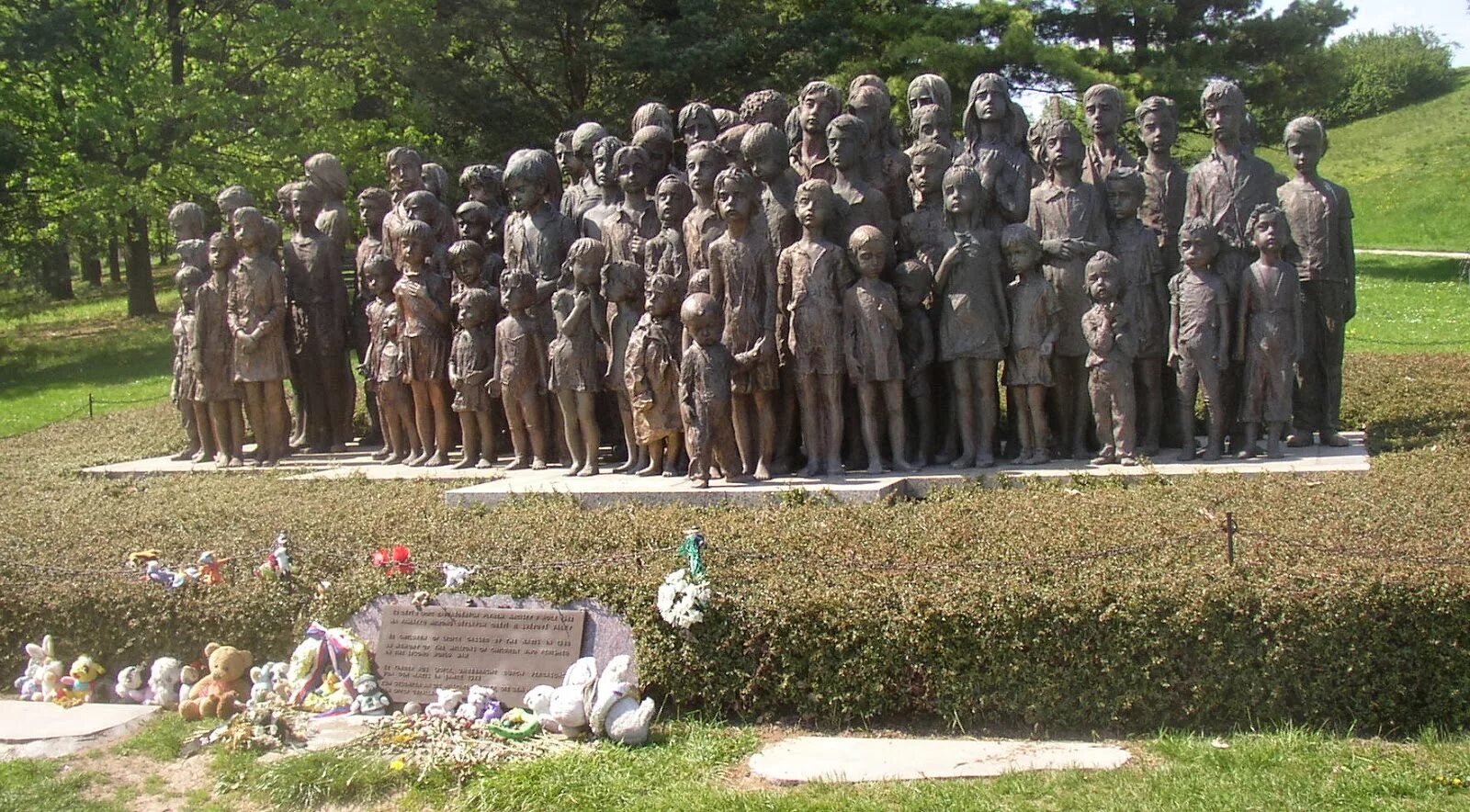 Памятник великим жертвам войны. Поселок Лидице. Мемориал в Лидице.