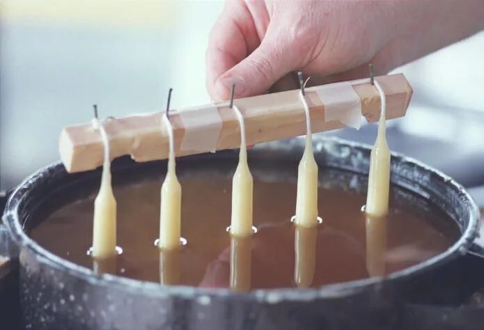 Как сделать самодельную свечку в домашних условиях Make Charming Rolled Candles From Beeswax Sheets Homemade candles, Handmade cand