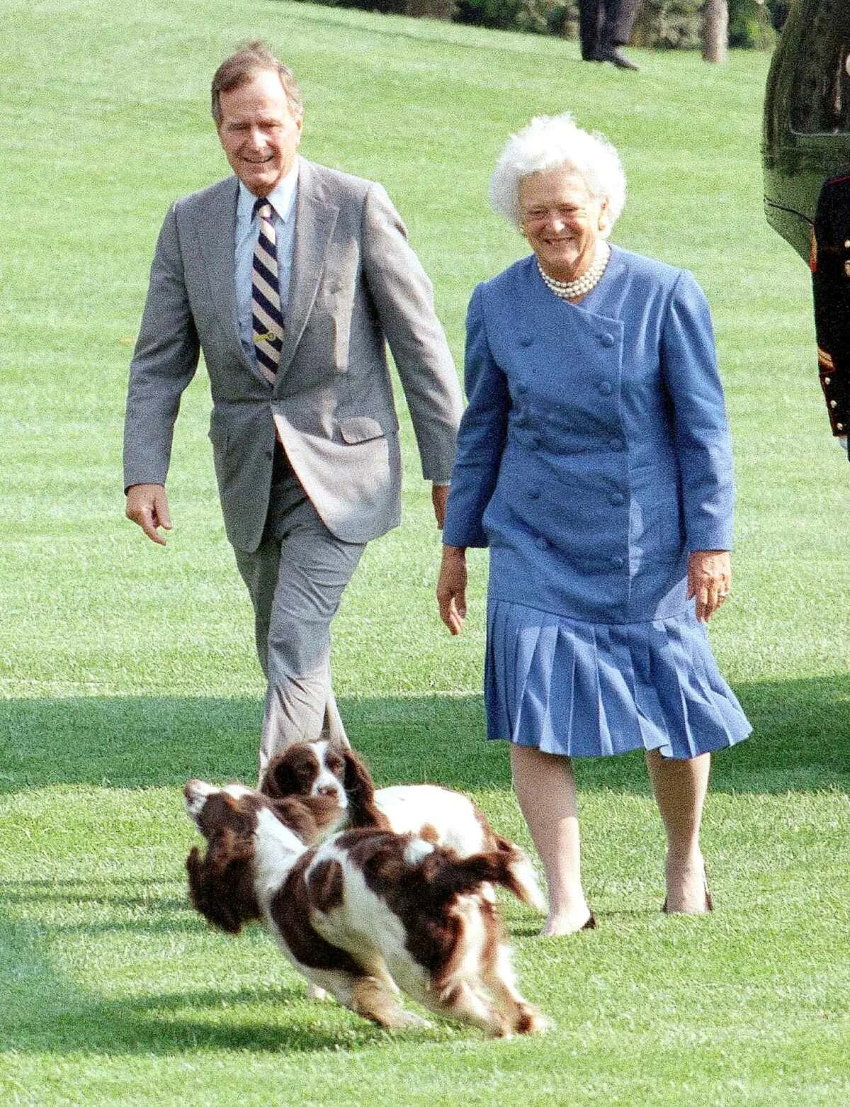 Жена буша старшего. Барбара Буш жена президента. Барбара Буш в юности. Джордж Буш старший с женой.