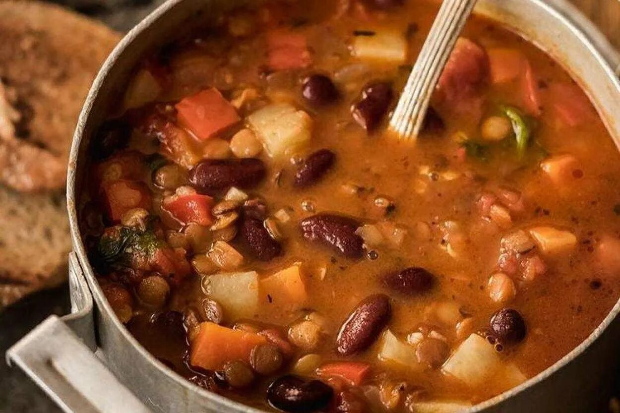 Консервированная фасоль с мясом рецепты. Томатно-фасолевый суп. Фасолевый суп с красной фасолью. Суп с фасолью и томатами. Суп фасолевый с мясом.