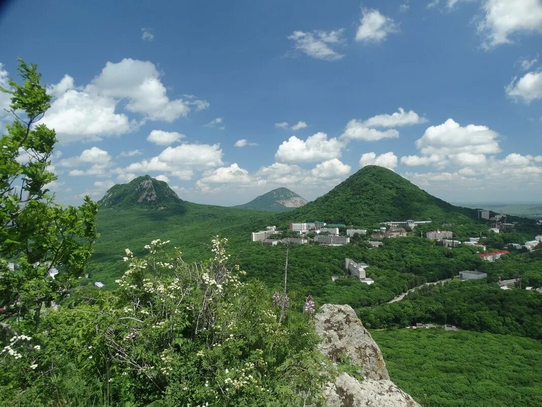 Гора железная железноводск. Гора Развалка, Ставропольский край. Гора Развалка Железноводск. Гора медовая Железноводск.