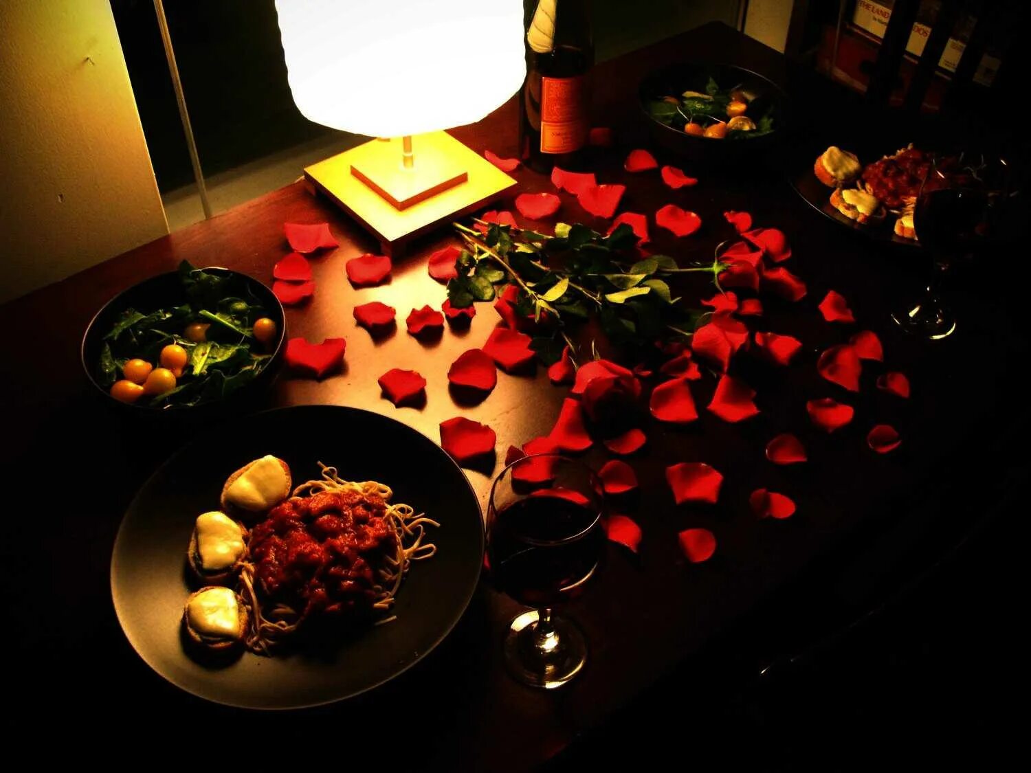 Романтик дома. Романтический ужин. Романтический вечер для любимого. Романтический ужин для любимого. Романтический ужин для любимого в домашних.