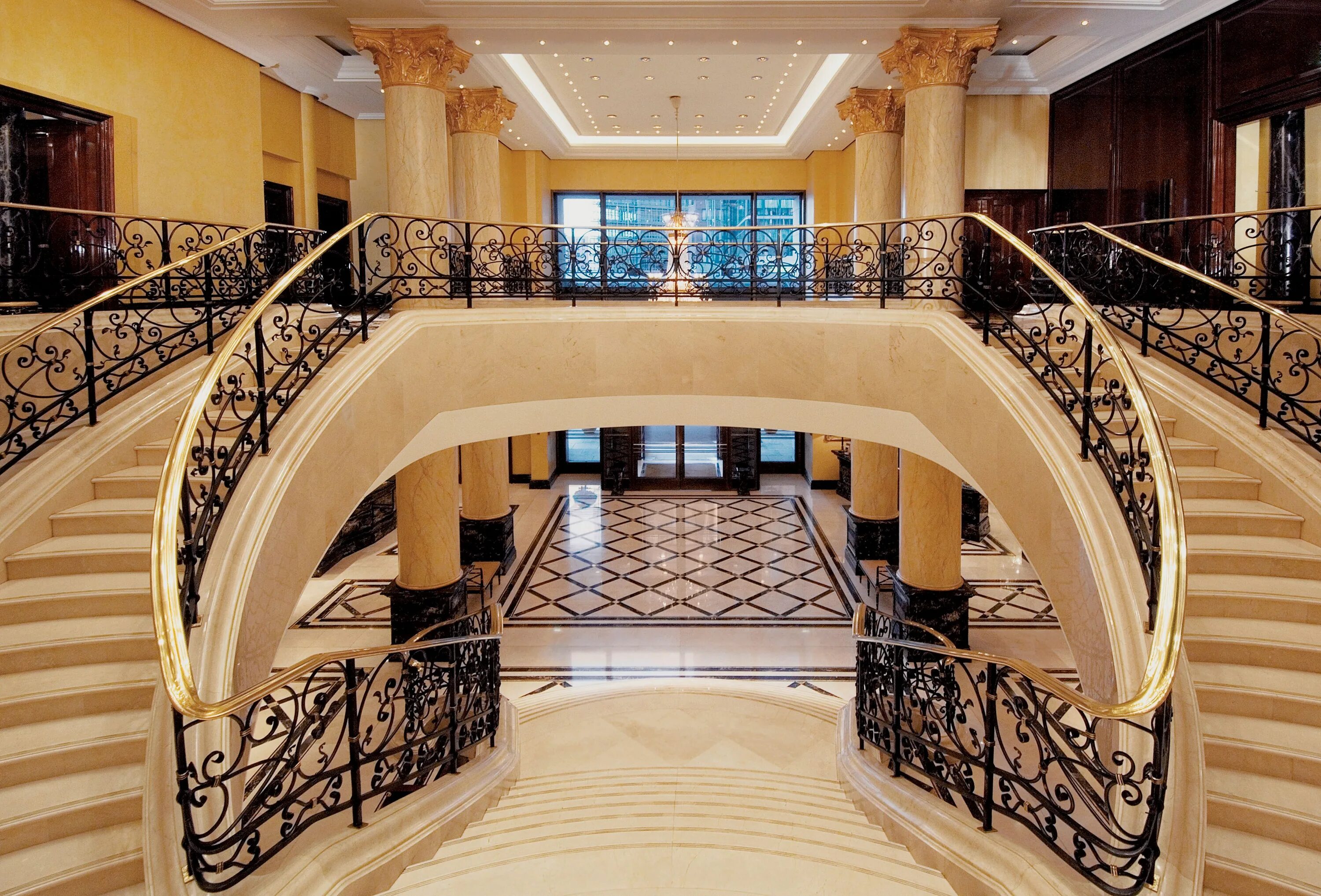Отель Ритц Карлтон лестница. The Ritz Carlton Moscow лестница. Парадная лестница гостиницы Националь в Москве. Красивые лестницы. Хол стал