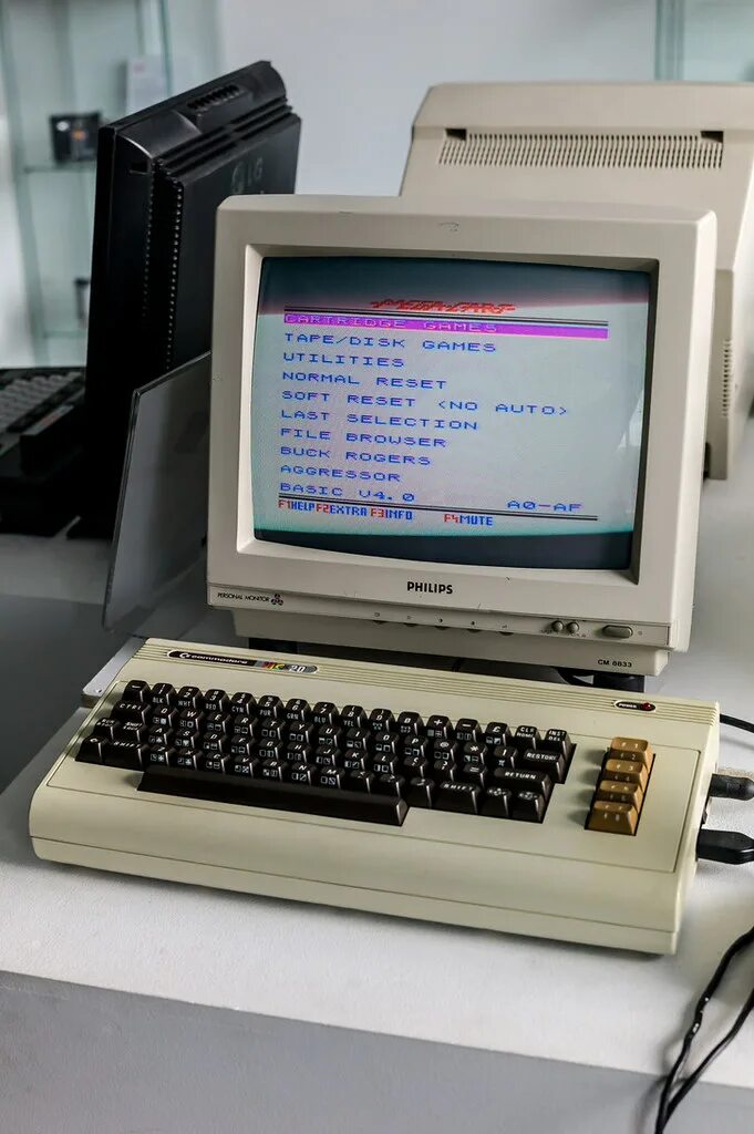 Commodore Vic-20. Компьютер Commodore Vic-20. Commodore Vic-20 с монитором. Etc компьютер.