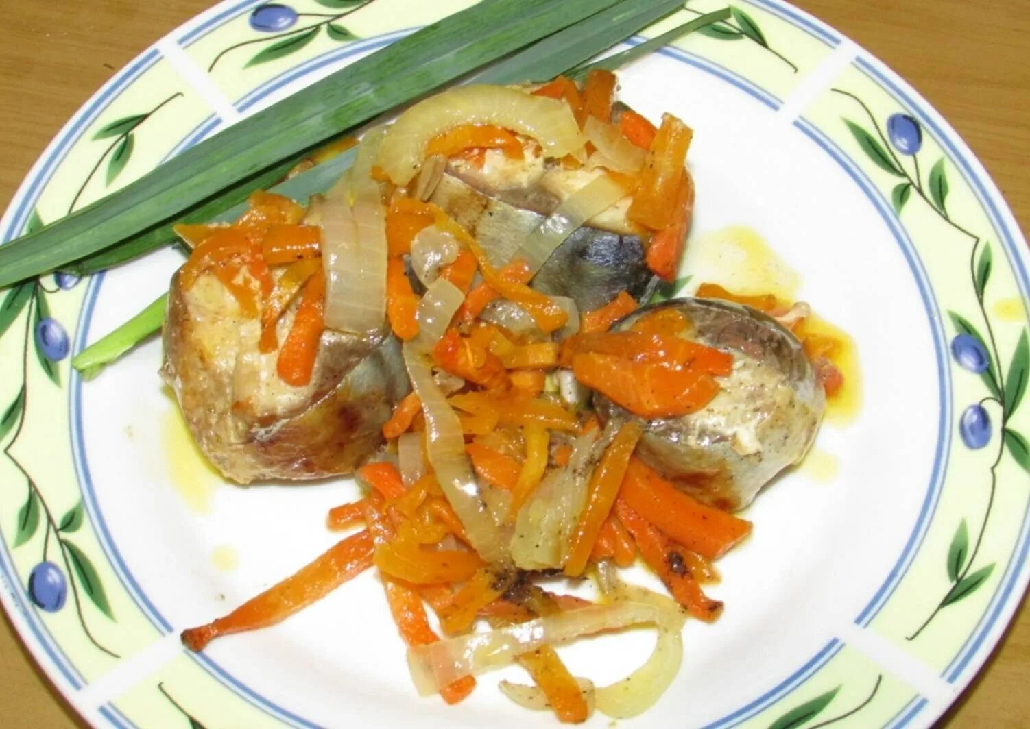 скумбрия с картофелем в горшочке. скумбрия в горшочке. скумбрия в горшочках с картошкой. скумбрия в горшочке. скумбрия в горшочках с картошкой в духовке.