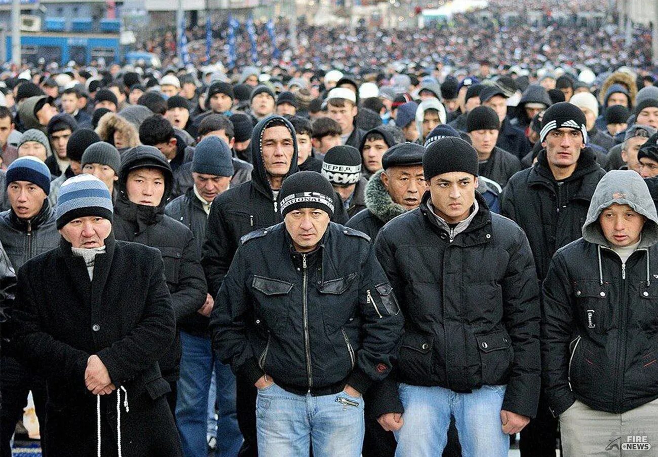 Толпа таджиков. Толпа казахов. Толпа киргизов. Москвабад.